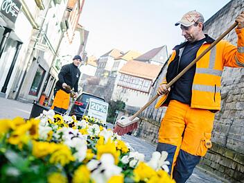 Ab 8 Uhr brachten Thomas Richter (rechts) und Stefan Stalph die Blumenkästen in der Schwedenstraße auf Vordermann. Foto: Marian Hamacher