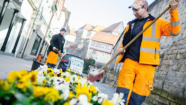 Ab 8 Uhr brachten Thomas Richter (rechts) und Stefan Stalph die Blumenkästen in der Schwedenstraße auf Vordermann. Foto: Marian Hamacher