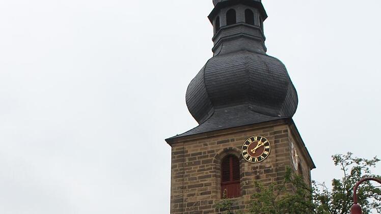 Wenn am 10. August um 12 Uhr die Glocken läuten, dann wird in Untersteinach ein Brandgottesdienst gefeiert. Er soll an ein verheerendes Großfeuer im Jahr 1706 erinnern, das nahezu den gesamten Ort vernichtet hat. Auch der Kirchturm wurde ein Raub der Flammen. Foto: Sonny Adam