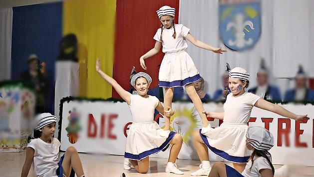 Die mittlere Garde segelte &uuml;ber die B&uuml;hne und sorgte f&uuml;r einen furiosen Auftritt. Fotos: Maria L&ouml;ffler