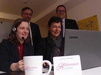 Ricarda Luschtinetz (l.) und Angelika Wechsler stellten Alexander Tritthart (2. v. l.) und Florian Janik das Angebot der Hebammenzentrale vor.    Foto: Yannick Hupfer