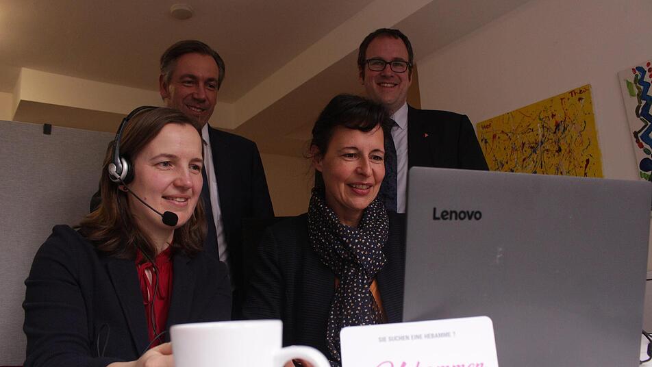 Ricarda Luschtinetz (l.) und Angelika Wechsler stellten Alexander Tritthart (2. v. l.) und Florian Janik das Angebot der Hebammenzentrale vor.    Foto: Yannick Hupfer Ricarda Luschtinetz (l.) und Angelika Wechsler stellten Alexander Tritthart (2. v. l.) und Florian Janik das Angebot der Hebammenzentrale vor.    Foto: Yannick Hupfer
