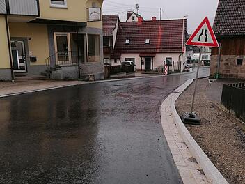In der Sinntalstraße in Riedenberg gehen nach einer Unterbrechung Mitte der Woche die Bauarbeiten weiter.