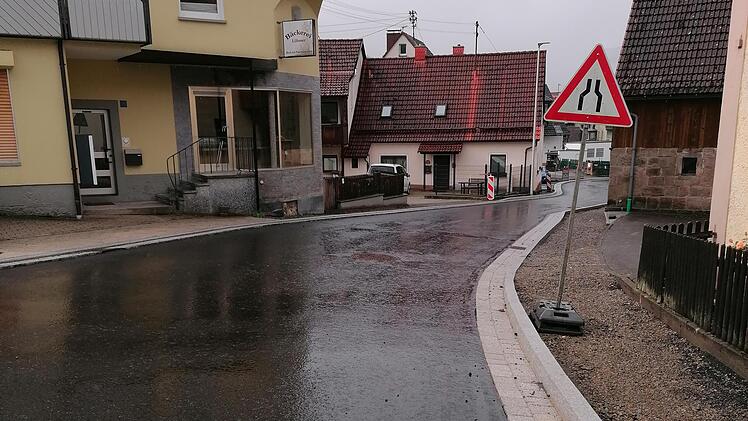 In der Sinntalstraße in Riedenberg gehen nach einer Unterbrechung Mitte der Woche die Bauarbeiten weiter.