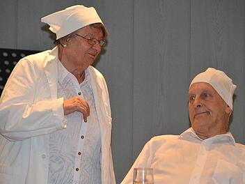 Der Patient (Dieter Fraunholz) leidet sichtlich unter dem "Wir-Syndrom" der Krankenschwester (Gertrud Kutzberger). Fotos: Björn Hein