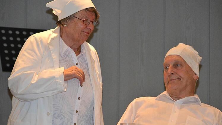 Der Patient (Dieter Fraunholz) leidet sichtlich unter dem "Wir-Syndrom" der Krankenschwester (Gertrud Kutzberger). Fotos: Björn Hein