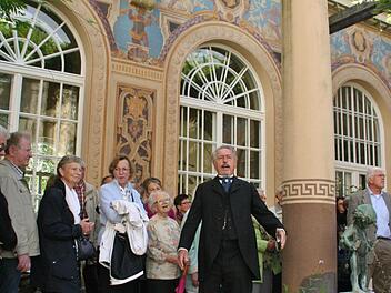 "Das alles ist mein Werk", sagt Gerhard Wulz, der sich als Stararchitekt Max Littmann verkleidet hat, zu den Teilnehmern der Führung. Fotos: Werner Vogel