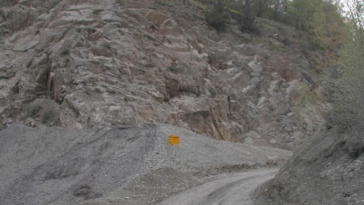 Die Zufahrt zum Steinbruch soll in Zukunft weniger Gefälle haben und außerdem asphaltiert werden.