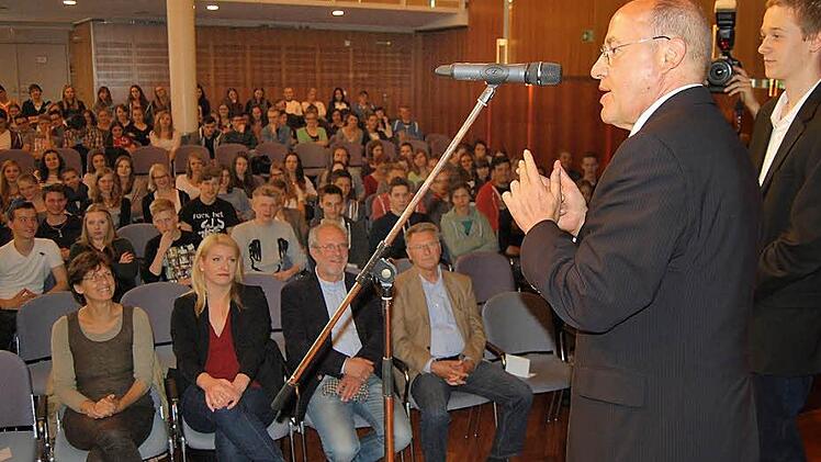In der ersten Reihe lauschten auch viele Stadträte den Ausführungen von Gregor Gysi; rechts neben ihm der Schüler und Moderator Armin Kautler.