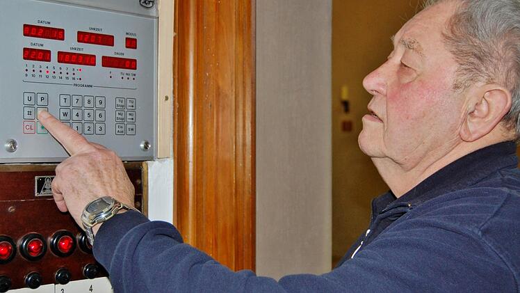 Technisches Verständnis ist gefragt. Die Glocken werden per Computer programmiert. Foto: Dobschütz