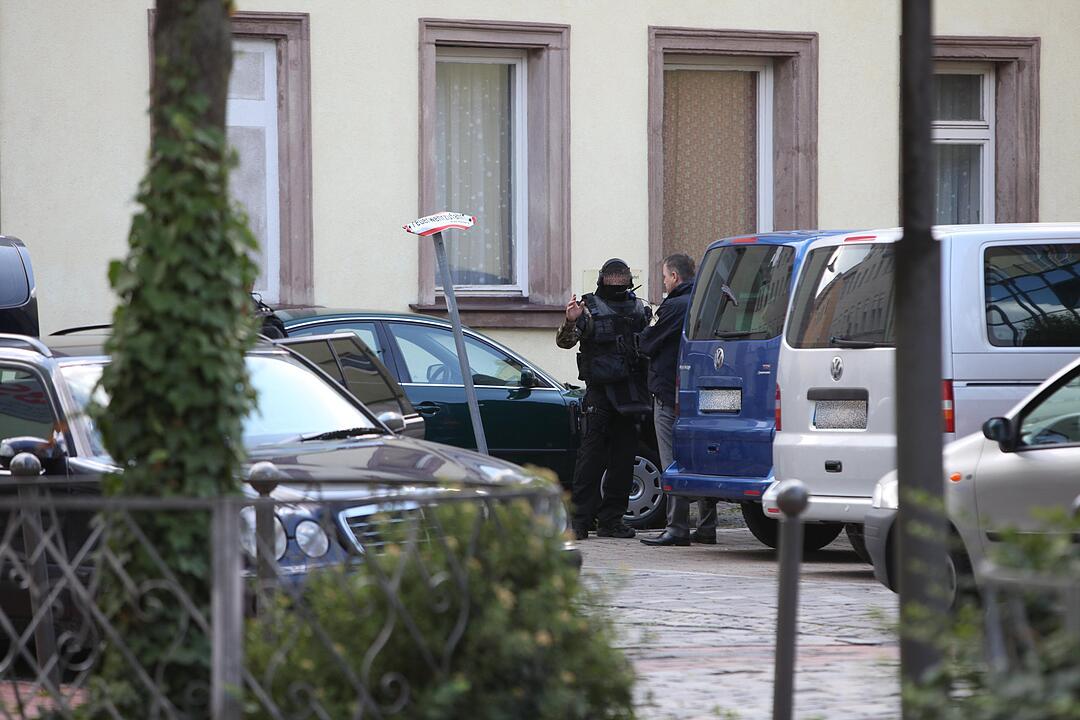SEK Einsatz - Mann droht mit angeblicher Waffe