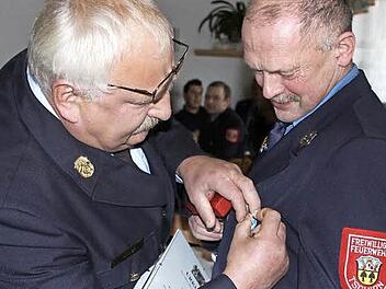 Kreisbrandinspektor Hans-Ulrich Müller zeichnete Thomas Förtsch für 40 Jahre aktiven Dienst in der Feuerwehr Tschirn mit dem staatlichen Ehrenzeichen in Gold aus.  Foto: Michael Wunder