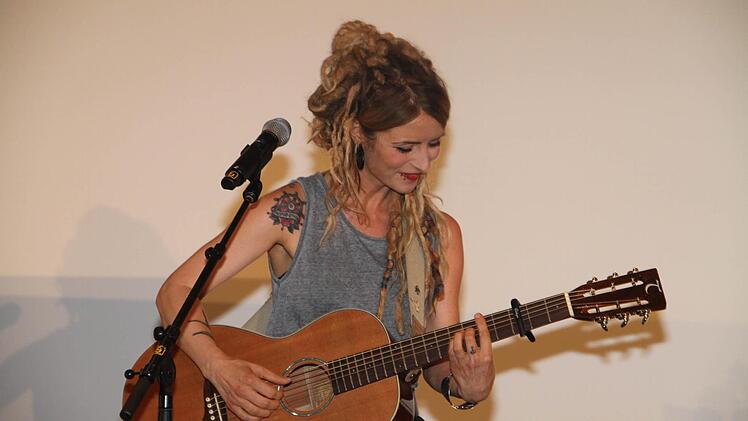 Sarah Lesch versteht es Geschichten zu erzählen. Foto: Gerda Völk