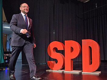 Der designierte SPD-Kanzlerkandidat Martin Schulz betritt am 08.03.2017 eine Bühne in Spiesen-Elversberg (Saarland). Foto: Oliver Dietze, dpa