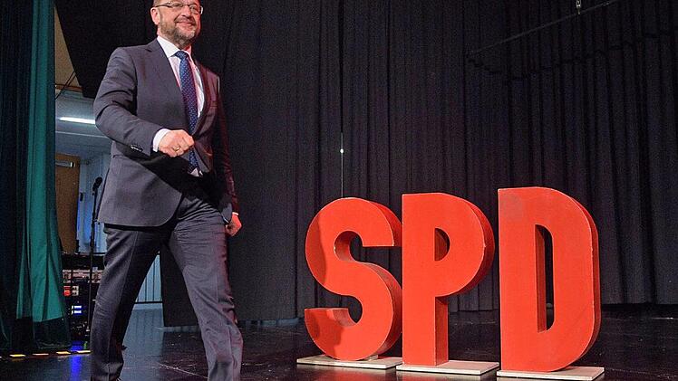 Der designierte SPD-Kanzlerkandidat Martin Schulz betritt am 08.03.2017 eine Bühne in Spiesen-Elversberg (Saarland). Foto: Oliver Dietze, dpa