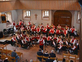 Viel Beifall gab es im "Haus der Begegnung" im Abteigebäude der Behinderteneinrichtung Maria Bildhausen. Dort spielen seit mehr als 30 Jahren die Musiker der Großwenkheimer Jugendblaskapelle auf. Dirigent Martin Reinhard führte in seiner gekonnt, lockeren Art durch das Konzertprogramm.  Foto: Hanns Friedrich