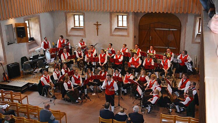 Viel Beifall gab es im "Haus der Begegnung" im Abteigebäude der Behinderteneinrichtung Maria Bildhausen. Dort spielen seit mehr als 30 Jahren die Musiker der Großwenkheimer Jugendblaskapelle auf. Dirigent Martin Reinhard führte in seiner gekonnt, lockeren Art durch das Konzertprogramm.  Foto: Hanns Friedrich