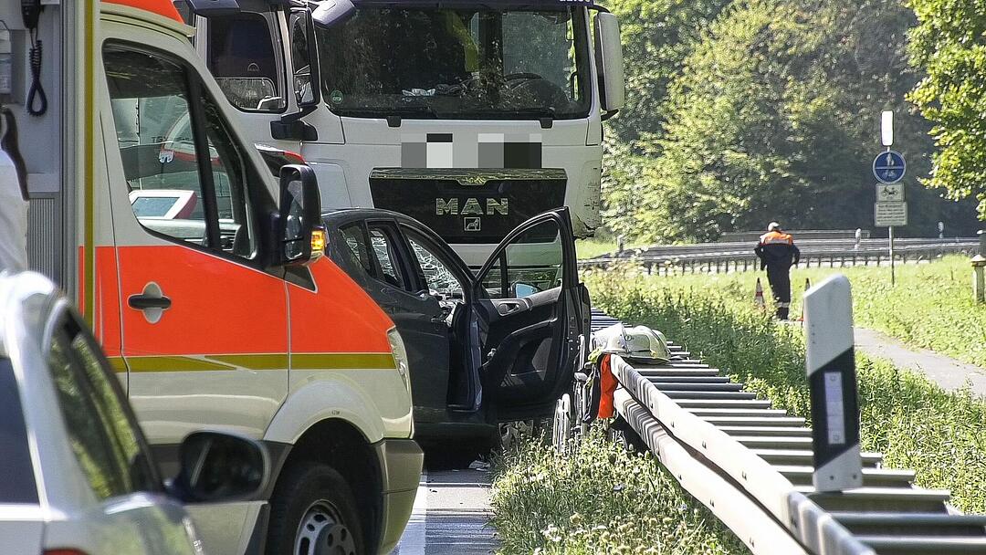 B 8 zwischen Waldbüttelbrunn und Höchberg: Motorrad-Fahrer kollidiert mit Lkw und stirbt