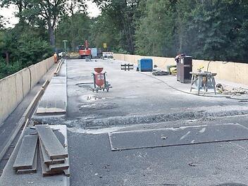 Die Arbeiten an der Mainbrücke in Mainleus, die für rund 500 000 Euro saniert wird, liegen im Zeitplan. Dennoch werden sich die Autofahrer etwas länger als geplant gedulden müssen, denn die Brückenkappen müssen wider Erwarten komplett erneuert werden. Foto: Peter Müller