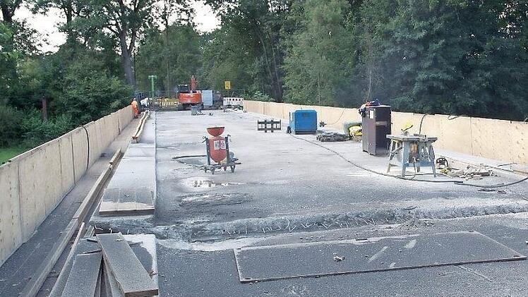 Die Arbeiten an der Mainbrücke in Mainleus, die für rund 500 000 Euro saniert wird, liegen im Zeitplan. Dennoch werden sich die Autofahrer etwas länger als geplant gedulden müssen, denn die Brückenkappen müssen wider Erwarten komplett erneuert werden. Foto: Peter Müller