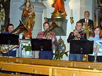 Das Steinwiesener Blechensemble begeisterte  mit von links Christian Kremer, Sebastian Müller, Max Hollendonner und  Carolin Kremer. Hinten links Walter Schmittdorsch, der durchs Programm führte. Foto: Susanne Deuerling