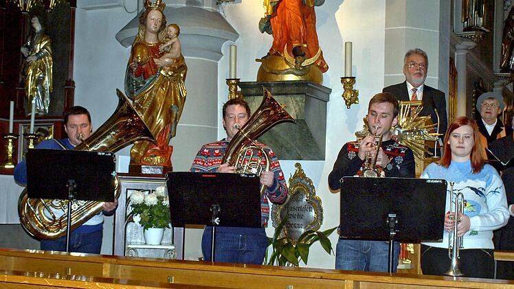 Das Steinwiesener Blechensemble begeisterte  mit von links Christian Kremer, Sebastian Müller, Max Hollendonner und  Carolin Kremer. Hinten links Walter Schmittdorsch, der durchs Programm führte. Foto: Susanne Deuerling