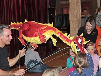 Jetzt kommt der Drache: So sieht Theater zum Anfassen aus.  Foto: V. Tordai