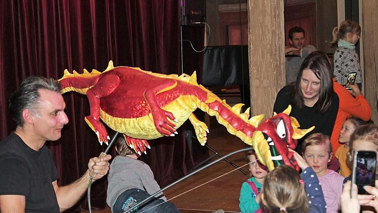 Jetzt kommt der Drache: So sieht Theater zum Anfassen aus.  Foto: V. Tordai