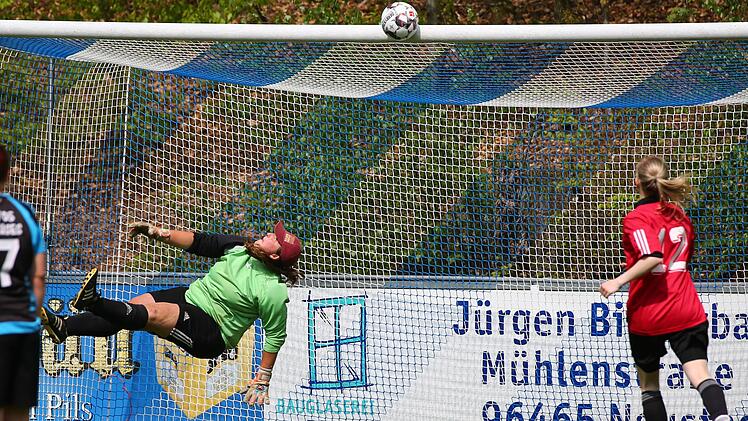 Diese Aktion führt zum Führungstreffer der Staffelsteiner im Kreispokalfinale der Frauen: Die Gehülzer Keeperin Denise Stadelmann kann den Ball nur noch an die Latte lenken, doch von da fällt er vor die Beine von Luisa Betz (Nummer 12), die am schnellsten schaltet und einlocht. Fotos: Heinrich Weiß