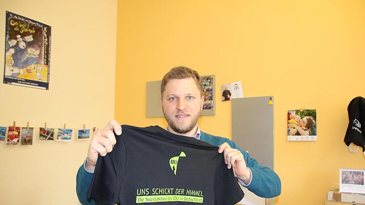 Jugendseelsorger Roland Pietryga zeigt die T-Shirts für Teilnehmer. Foto: Ralf Ruppert