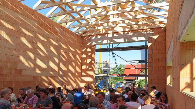 Wo hier beim Richtfest die Gäste feierten, wird in Zukunft das neue TSF (Tragkraftspritzenfahrzeug) seinen Platz finden. Foto: Monika Schütz