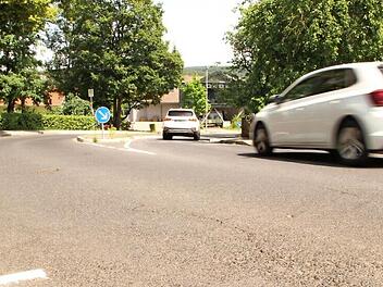 In Bereich des unteren Schindbergs haben sich auf der Fahrbahn viele Risse gebildet. Hier muss gehandelt werden, damit die Schäden nicht noch größer werden. Foto: Heike Beudert
