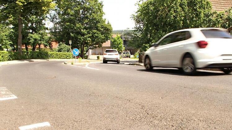 In Bereich des unteren Schindbergs haben sich auf der Fahrbahn viele Risse gebildet. Hier muss gehandelt werden, damit die Schäden nicht noch größer werden. Foto: Heike Beudert