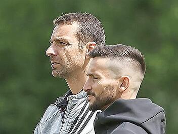 Seine Samstage verbringt Erkan Esen (rechts) in der Regel neben Christian Springer bei Nordost-Landesligist Jahn Forchheim an der Seitenlinie. Sonntags l&auml;uft der 39-J&auml;hrige dann f&uuml;r den SV Pettstadt in der Bamberger Kreisliga.  Fotos: anpfiff.info