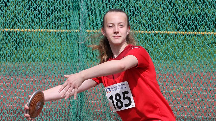 Annika Henz vom TSV Oberthulba gewann bei den Unterfränkischen Meisterschaften in Hösbach den Diskuswurf der Schülerinnen W14. Foto: Reinhold Nürnberger