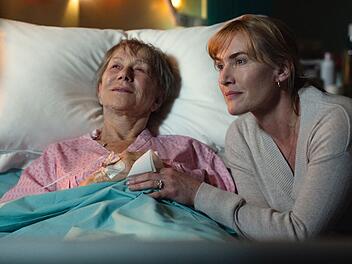 June (Helen Mirren, links) hat nicht mehr lange zu leben und versammelt ihre Familie um sich. Kate Winslet spielt Tochter Julia, produzierte den Film und f&uuml;hrte auch erstmals Regie.