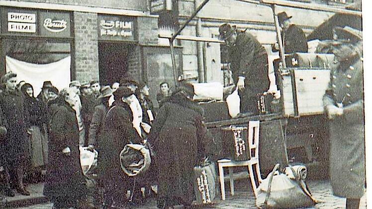 Juden mussten auf dem Paradeplatz ihr Gep&auml;ck verladen und &uuml;ber einen Stuhl auf den Lastwagen klettern.