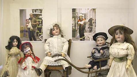 Diese Puppen haben die Ausquartierung schadlos überstanden. Fotos zeigen, wie sie in Sicherheit gebracht wurden. Fotos: Simone Bastian