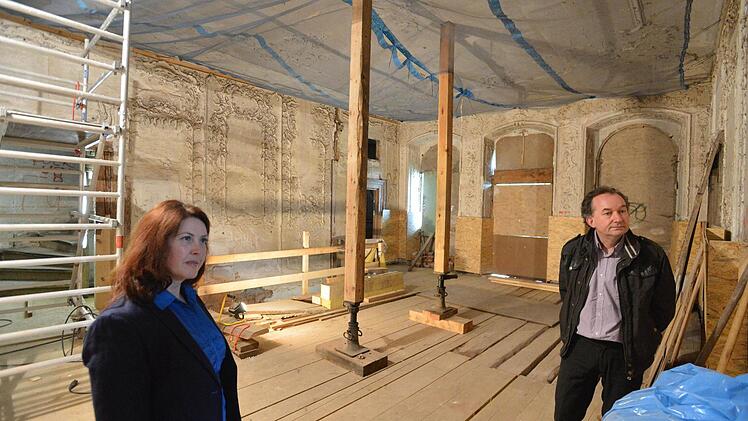 Netze und Stützen sichern noch den Gartensaal, das Schmuckstück im Aufseßhöflein. Das Einzeldenkmal in der Nordflur (rechts) gehört Andrea und Stephan Fiedler. Alle Fotos: Ronald Rinklef