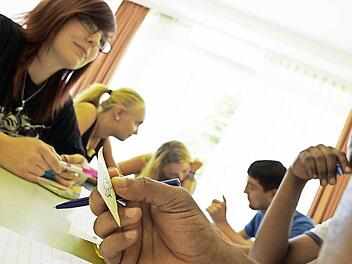 Ein Bild sagt mehr als Worte: Mit kleinen Kärtchen lernen die Asylbewerber neue Wörter. Fotos: Arkadius Guzy