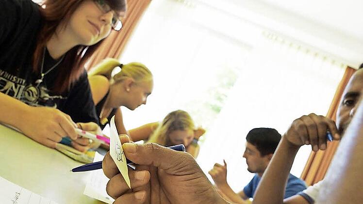 Ein Bild sagt mehr als Worte: Mit kleinen Kärtchen lernen die Asylbewerber neue Wörter. Fotos: Arkadius Guzy