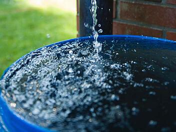 Bevor das Wasser in den Regentonnen gefriert, sollten Wasseranschlüsse im Garten unbedingt winterfest gemacht werden. Symbolbild: dpa