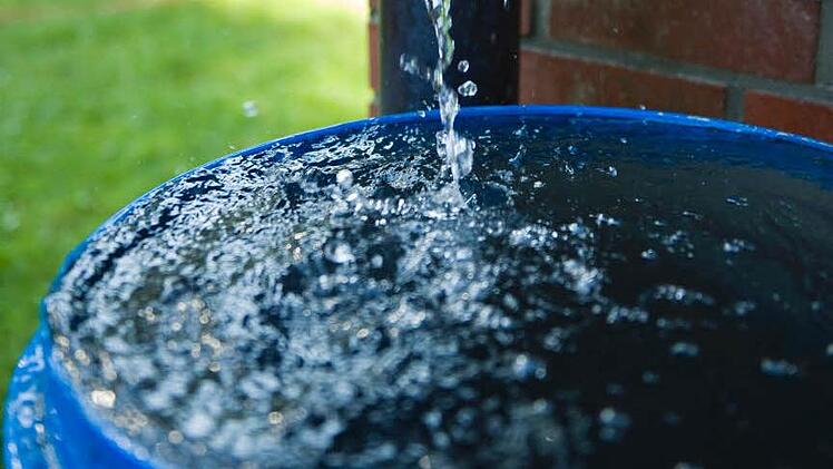 Bevor das Wasser in den Regentonnen gefriert, sollten Wasseranschlüsse im Garten unbedingt winterfest gemacht werden. Symbolbild: dpa