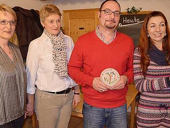 Melanie und Alexander Meixner (von rechts) haben das schönste Anwesen von Pechgraben. Dafür wurde das Ehepaar bei der Hauptversammlung des Obst- und Gartenbauvereins ausgezeichnet. Mit im Bild (von links) stellvertretende Bürgermeisterin Michaela Schirmer und Vorsitzende Silvia Eichner (von links). Foto: privat