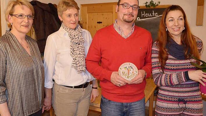 Melanie und Alexander Meixner (von rechts) haben das schönste Anwesen von Pechgraben. Dafür wurde das Ehepaar bei der Hauptversammlung des Obst- und Gartenbauvereins ausgezeichnet. Mit im Bild (von links) stellvertretende Bürgermeisterin Michaela Schirmer und Vorsitzende Silvia Eichner (von links). Foto: privat