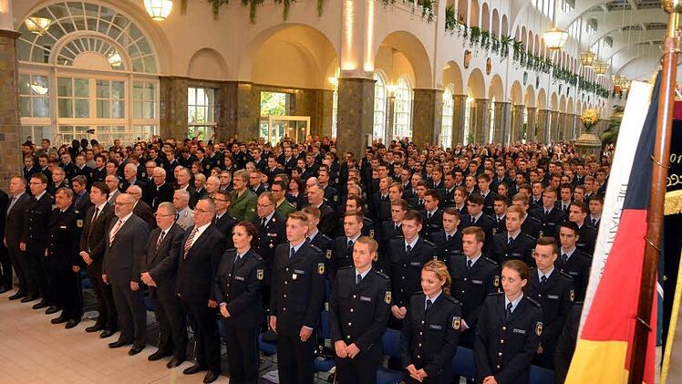 224 Polizeimeisteranwärter des neuen Ausbildungslehrgangs in Oerlenbach wurden in der Bad Kissinger Wandelhalle vereidigt.  Foto: Peter Rauch