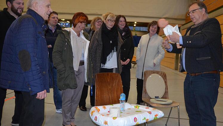 Martin Stingl demonstriert, wie er Neuankömmlingen bei der Ankunft alles erklärte, was sie wissen mussten.
