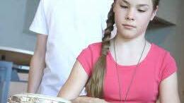 Voll konzentriert: Elena und Jakob aus der fünften Klasse.