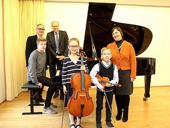 Volkmar Studtrucker und Bürgermeister German Hacker (hinten) gratulierten den erfolgreichen Nachwuchsmusikern Moritz Volk und Clara Pastowski (vorne mit ihrem Bruder Felix und Musikschulleiterin Margit Denk). Foto: Richard Sänger