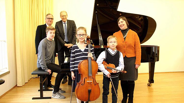 Volkmar Studtrucker und Bürgermeister German Hacker (hinten) gratulierten den erfolgreichen Nachwuchsmusikern Moritz Volk und Clara Pastowski (vorne mit ihrem Bruder Felix und Musikschulleiterin Margit Denk). Foto: Richard Sänger